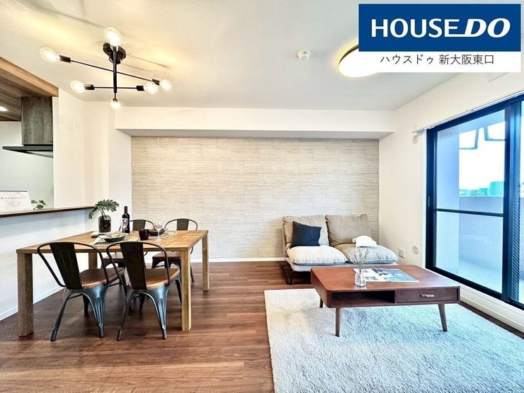 シックな印象のフローリングとアクセントクロス