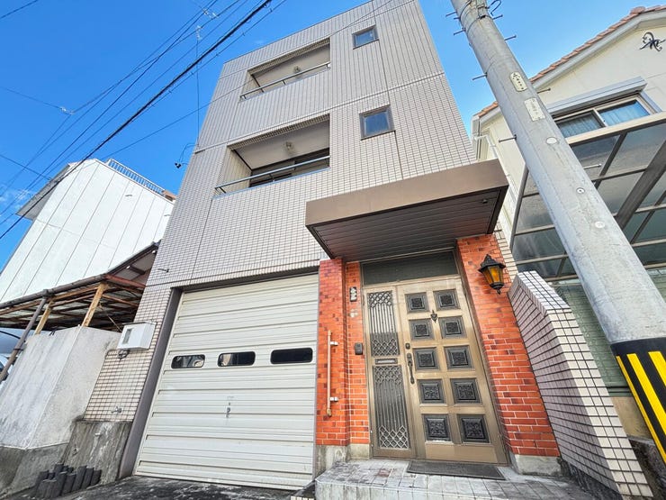 玄関エントランス
◎ビルトインガレージ(リモコン付き電動シャッター)