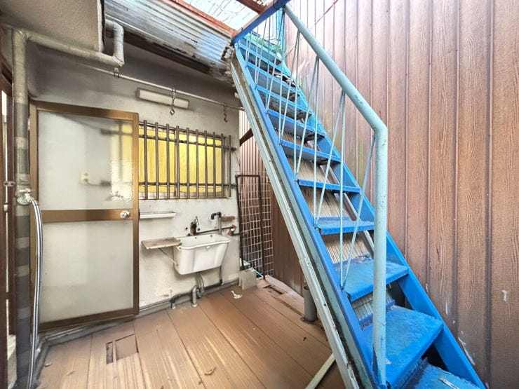 1F 南浴室横ウッドデッキ
*2F のベランダへ階段で♪