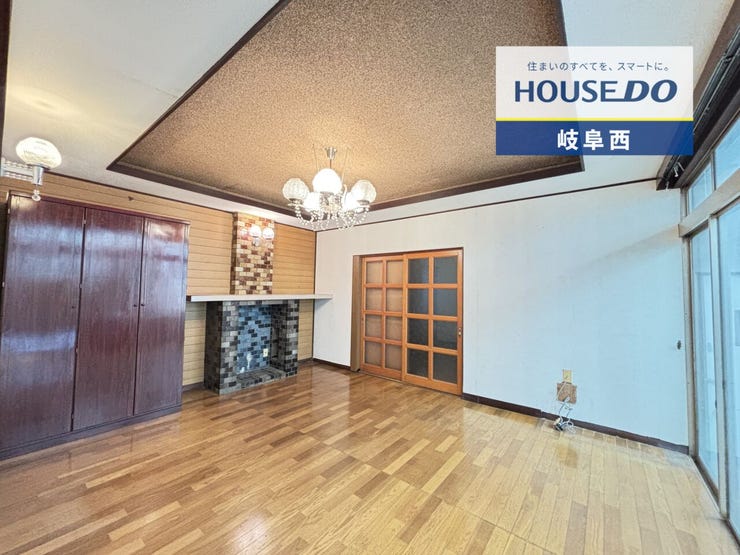 1F 応接室
◎折下げ天井
*マントルピースとシャンデリアが昭和初期モダンを醸し出しています♪