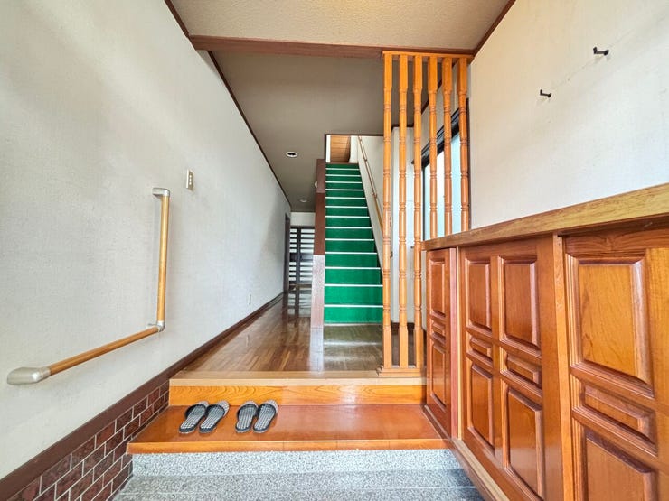 玄関ホール
◎下駄箱
*式台があり手すりも付いているので、お出かけの際も楽々♪