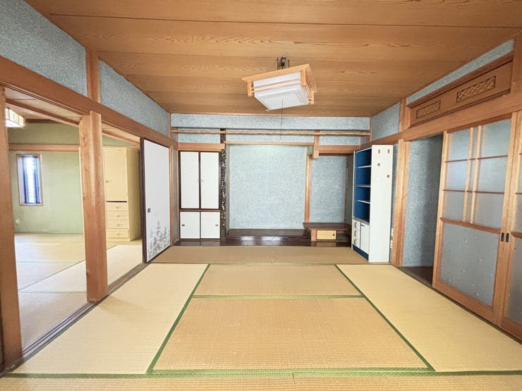 2F 中南和室
*床の間には床柱・落とし掛け・違い棚・地袋。欄間もあるしっかりとした和室。