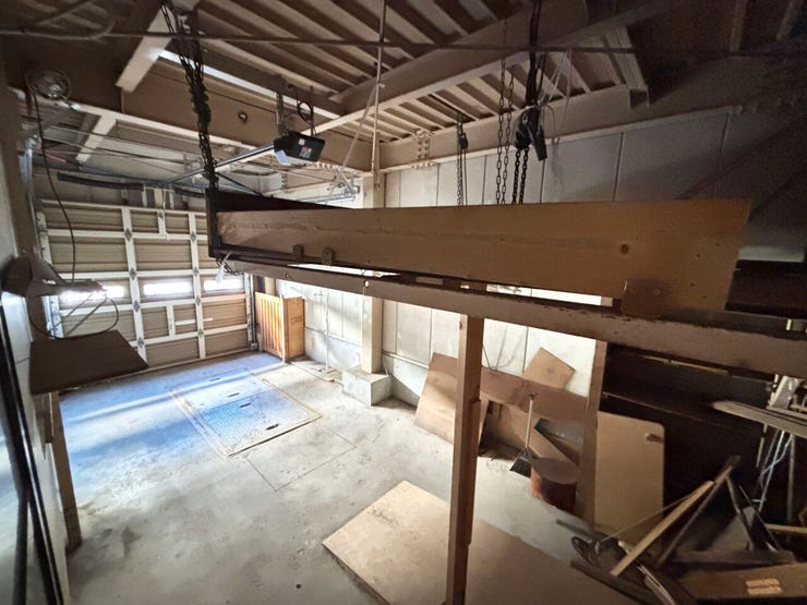 ビルトインガレージ
◎リモコン付き電動シャッター
*奥に物置スペースも
*廊下から直で!