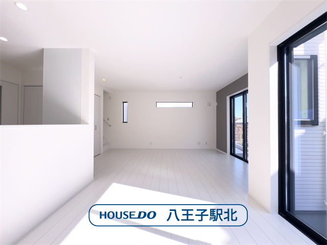 【リビング】
リビング:南向きの広々18帖のLDKなので、毎日明るく爽やかな空間でご家族で過ごしていただけます。カウンターキッチンなのでコミュニケーションも自然と増えます。