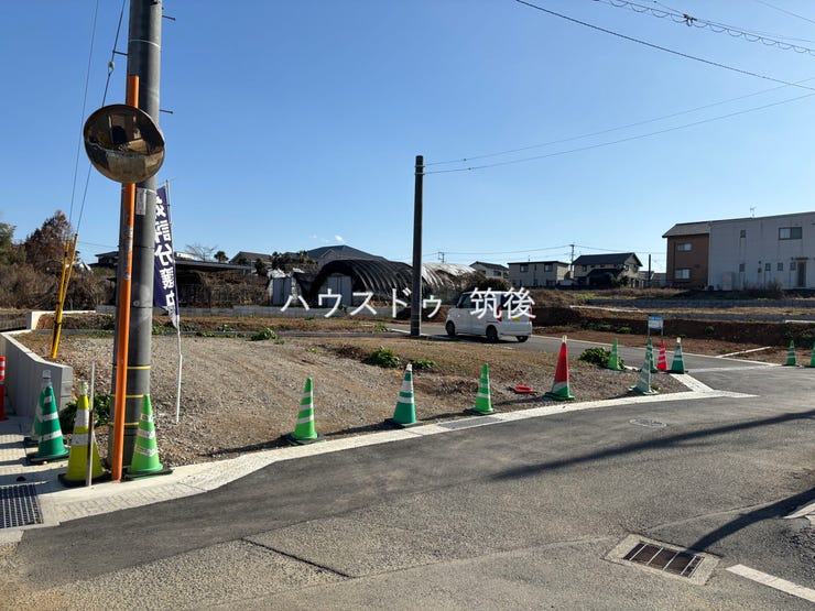 【外観】
開発道路6mで車の出し入れも安心。分譲地入口に位置する開放感のある1号地です。