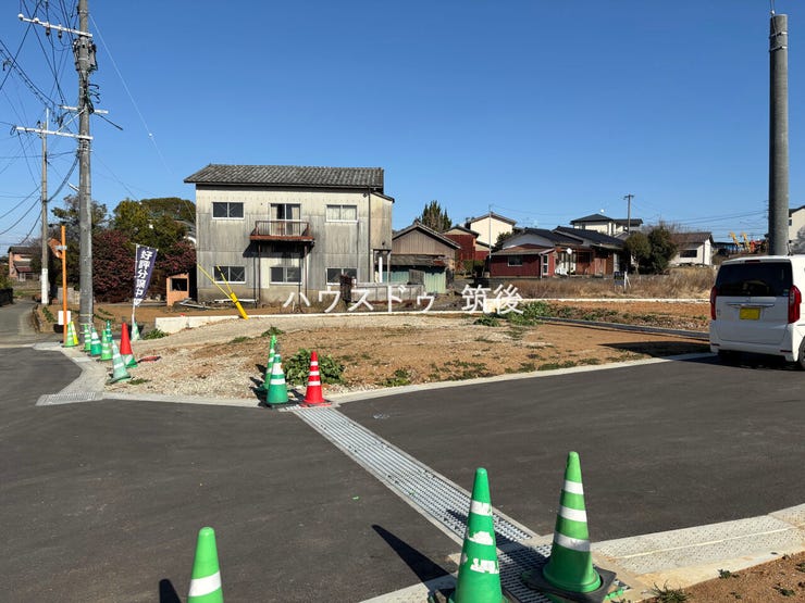 前面道路はゆとりのある開発道路。分譲地内のため交通量も少なく静かな住環境です。