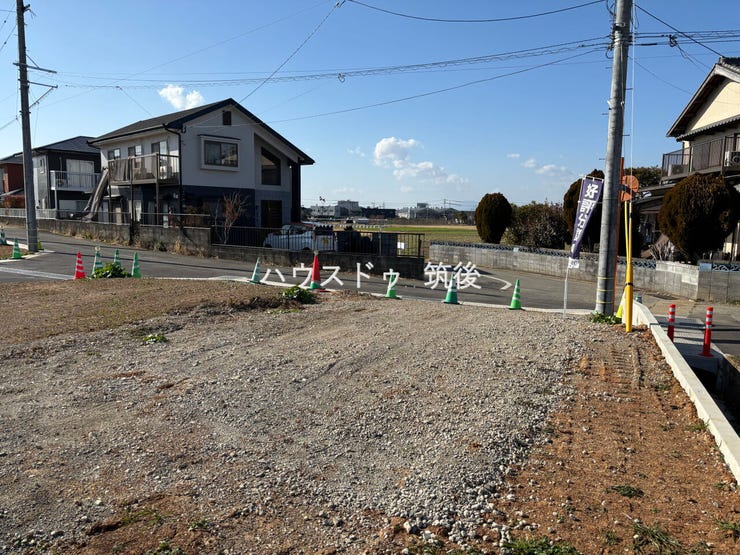 周囲は低層住宅中心の落ち着いた住環境。陽当たりや風通しも良好な立地です。