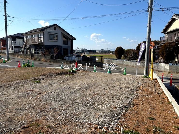 周囲は低層住宅中心の落ち着いた住環境。陽当たりや風通しも良好な立地です。