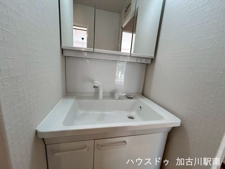 忙しい朝も、収納たっぷりの洗面台で準備がスムーズに♪