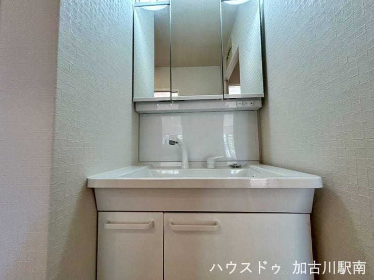 手元で水量調整できるシャワー水栓で、無理なく使える安心設計♪