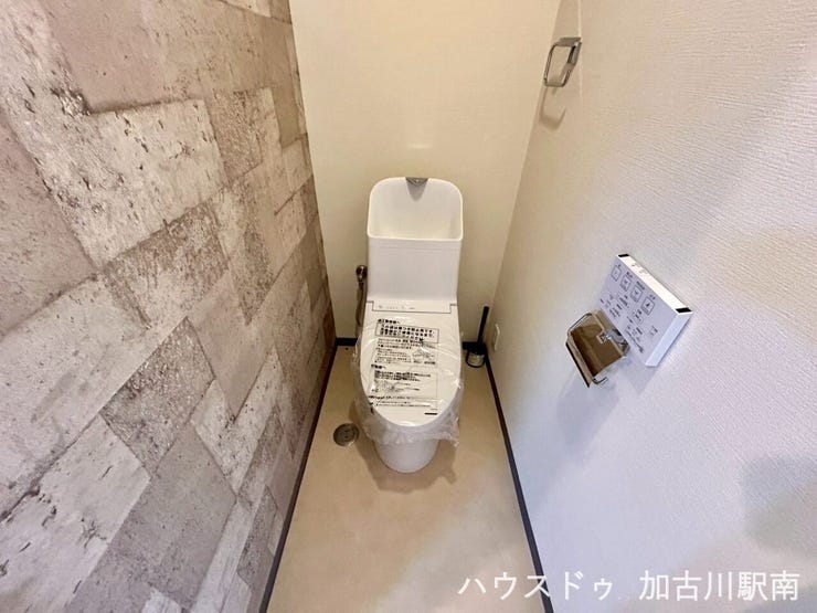 温水洗浄機能で、肌にやさしく衛生的♪
リモコン操作で立ち上がらずに使えるので、足腰に不安がある方にも安心です♪