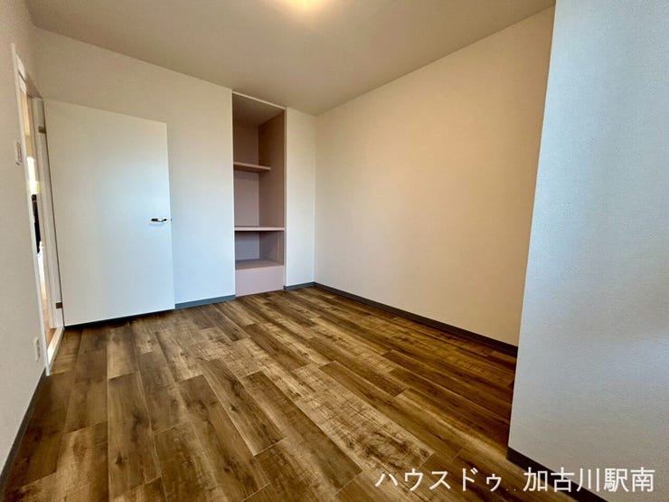 木目調のフローリングが温かみを演出する洋室♪
子ども部屋や寝室にもぴったりな、落ち着いた雰囲気です♪