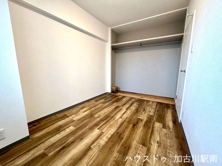 洋室にはしっかり収納スペースを確保♪
衣類やおもちゃ、季節用品までスッキリ片付き、子ども部屋にもぴったりです♪