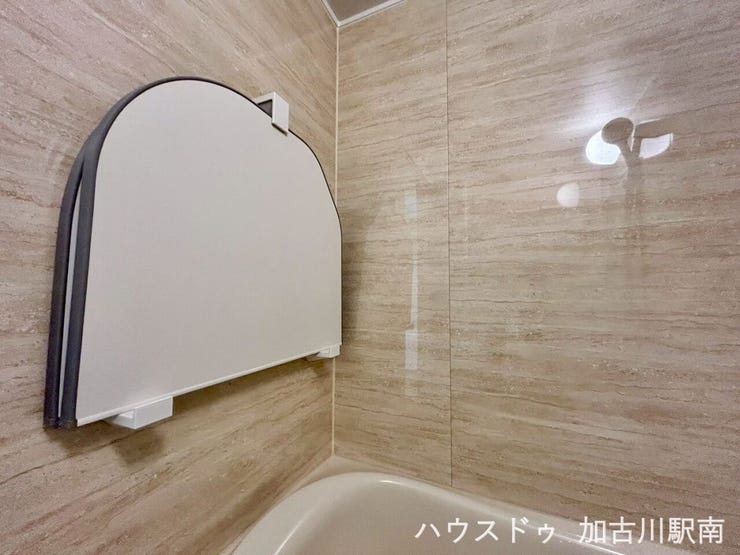 浴槽のフタ付きで、お湯が冷めにくく経済的♪
家族の入浴時間がずれても、いつでも温かいバスタイムを楽しめます♪