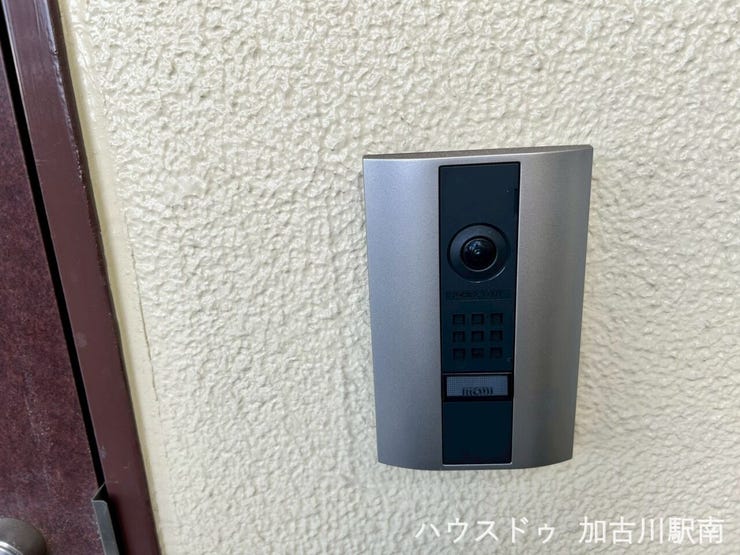 来訪者の顔がしっかり確認できる、カメラ付きインターホンを設置♪
お子さまのお留守番時も安心の防犯設備です♪