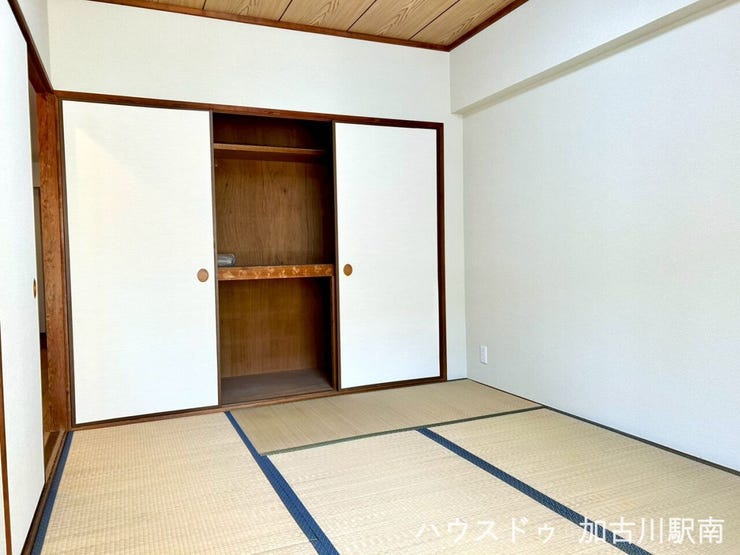 畳のやわらかさが足腰にやさしく、くつろぎの時間にぴったり♪
布団を敷いて寝室としても使える、落ち着いた和の空間です♪