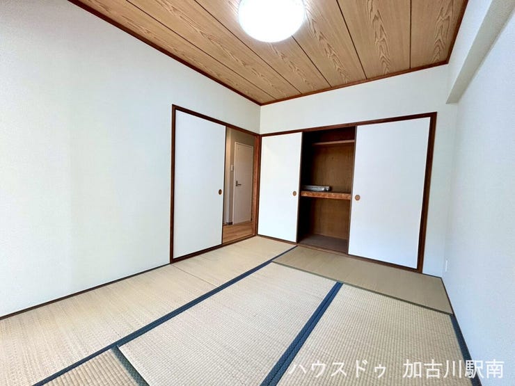 お昼寝や遊び場、客間にも使えるやさしい畳の空間♪