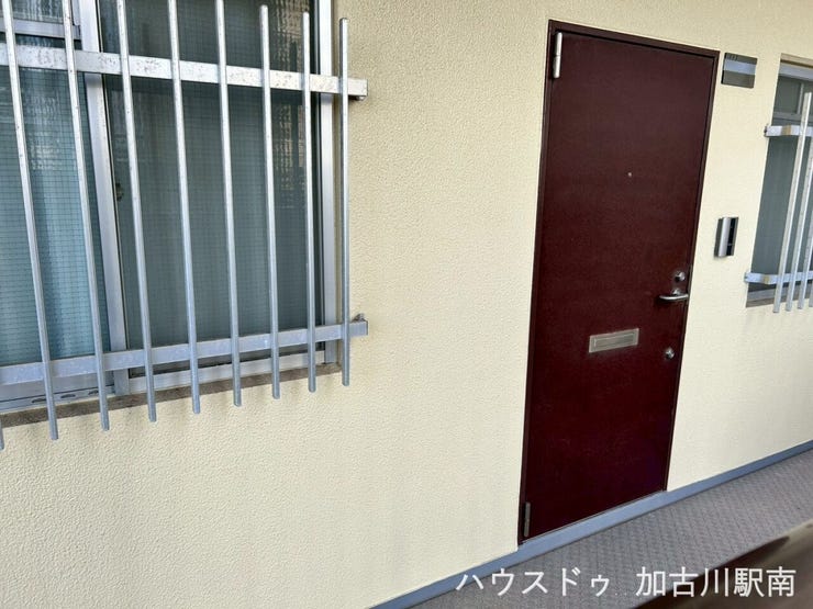 段差の少ない玄関まわりと、見通しの良いアプローチで安心感のある外観♪