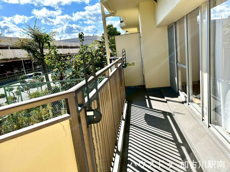 外の空気を感じながら、季節の移ろいを楽しめるバルコニー♪
植物を育てたり、椅子を置いて読書をしたり、心安らぐ空間です♪