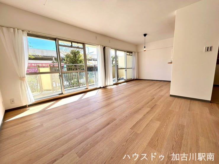 朝は光が差し込む窓辺でコーヒーを、夜は家族でテレビを囲んで団らん♪
リビングが、毎日の「楽しい」を育ててくれます。