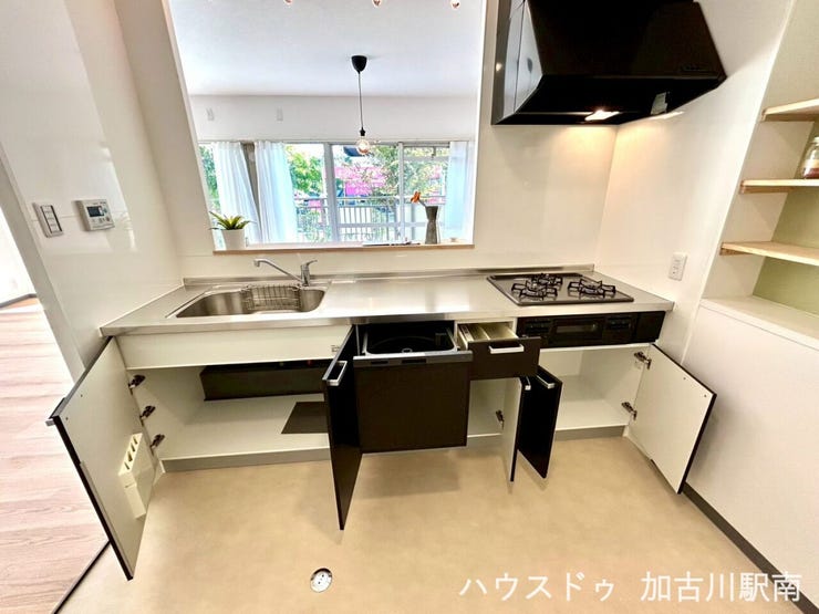 手の届きやすい高さに収納がまとまっていて、無理なく使える安心設計♪
よく使う道具がすぐ取り出せるので、毎日の調理も快適です♪