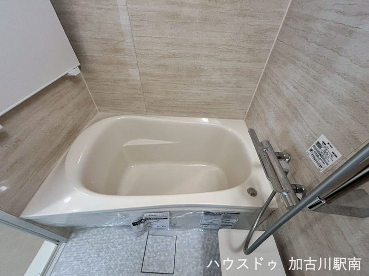 一日の終わりに、肩までしっかり浸かってリラックス♪
深めの浴槽が、まるで温泉のような癒しの時間を叶えてくれます♪