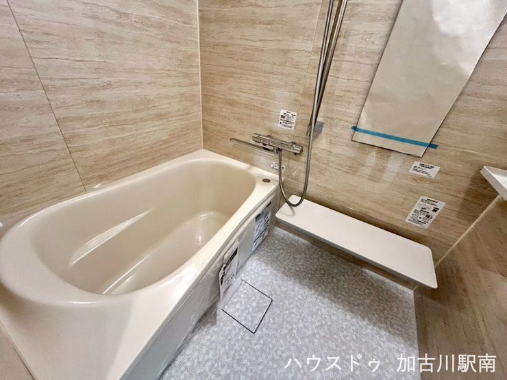 ゆったりサイズの浴槽で、親子いっしょにバスタイムも楽しめます♪
追い焚き機能付きで、帰宅時間がバラバラでもいつでも温かいお風呂に入れます♪