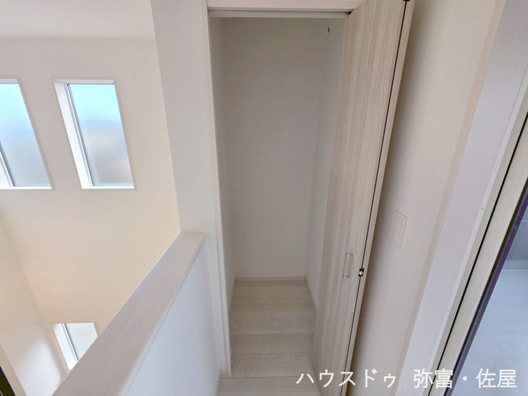 2階廊下収納♪掃除道具など片付けられます!