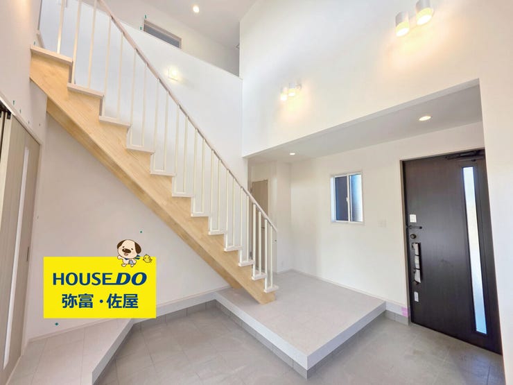 【玄関】
吹抜けを採用した明るく開放的な玄関♪