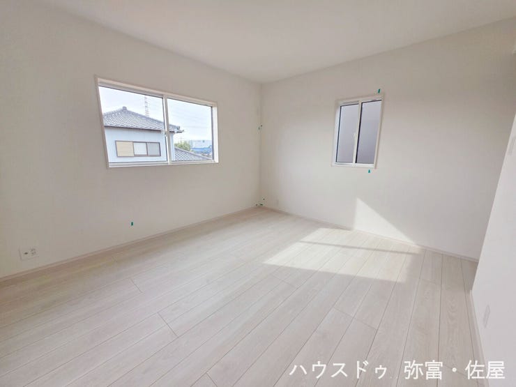 インナーバルコニーに面した約7帖の主寝室!3面採光のため明るい日差しが差し込みます(^^)