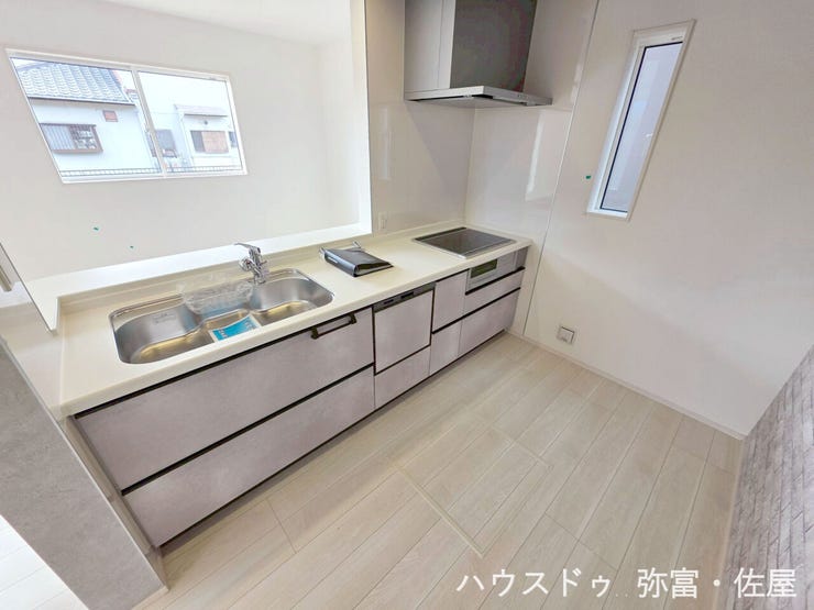 料理中でも会話が弾む対面式システムキッチン(^^)リビングにいるお子様の様子も確認できて安心です♪