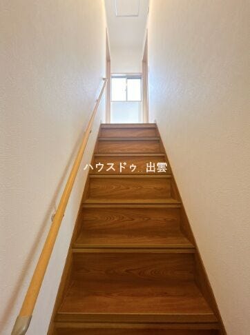階段は手すりと滑り止めを設置しましたので転倒の心配がありません。お子様やご年配の方の上り下りの際に助かりますね。