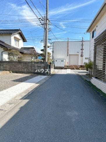 前面道路は幅約4m。交通量が少ないので車の出し入れも心にゆとりをもって行えます。朝の忙しい時間も交通量が少なので安心です。