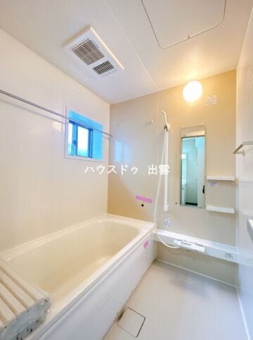 お風呂は1坪タイプです。大人もゆったり足を伸ばせるサイズのお風呂で日頃の疲れを癒してください。窓もあり換気もできます。