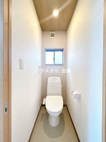 暖房洗浄便座タイプのトイレに交換しました。直接肌に触れる水回りが新品なのはうれしいですね。窓もあり毎日空気の入れ替えもできます。