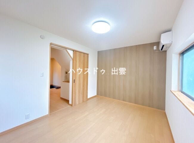 約6帖の洋室です。天井・壁のクロスを張替え、床はフローリングを張りました。1階に居室があるので便利ですね。