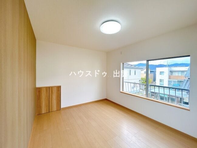 こちらの6帖の洋室は天井・壁のクロスを張替え、床はフローリングを張りました。収納スペースもあります。