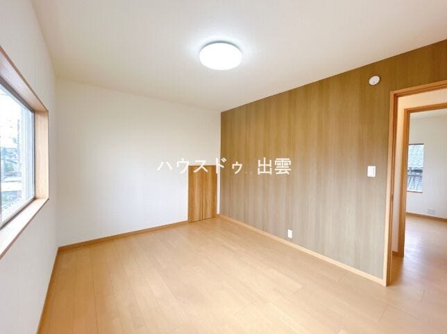 3部屋目の6帖の洋室です。天井・壁のクロスを張替え、床はフローリングを張りました。収納スペースもあります。