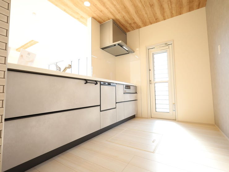 料理がしやすいシステムキッチン。ご家族と会話を楽しみながらお料理できます!