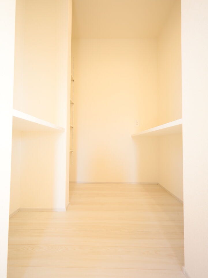 キッチンの裏には大容量のパントリー収納付き♪生活感を出さずにキッチン周りをすっきり使えます。