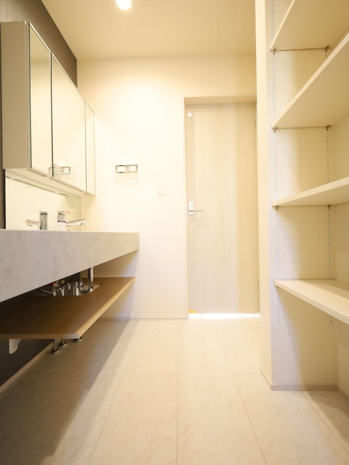 洗面所はゆとりの広々空間!使いやすさと美しさを兼ね備えた快適な暮らしを実現。