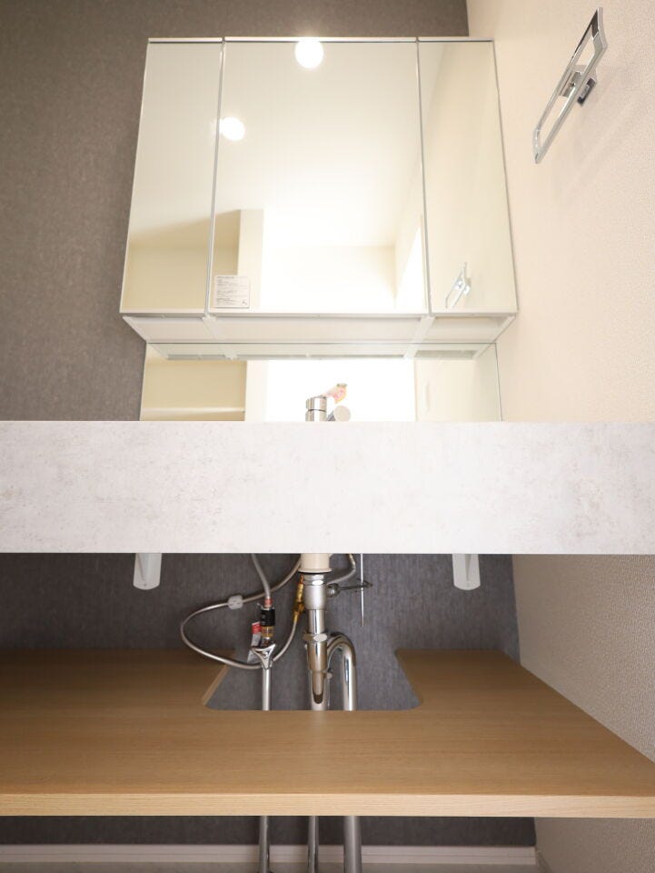 洗面台は広々カウンター付きです。親子で揃って身支度もできる広さです。
