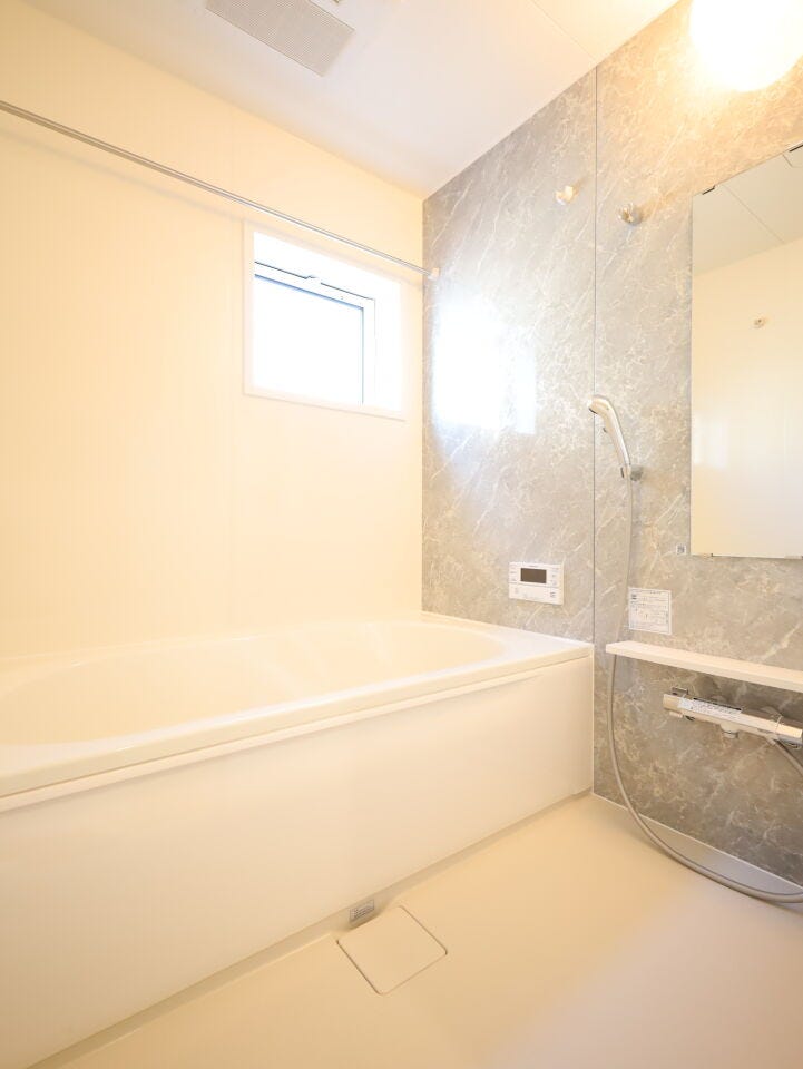 自然の光が差し込む、開放的な浴室。天候や時間に関係なく洗濯物を干すことができる浴室乾燥機付。