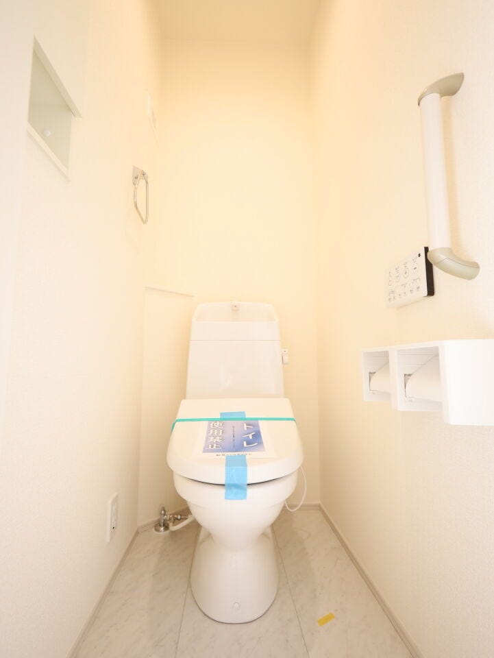 トイレにも手すり付!小さなお子様やお年寄り、どなたでも使いやすく、しかも安全に暮らしを営むための配慮をした設計です。