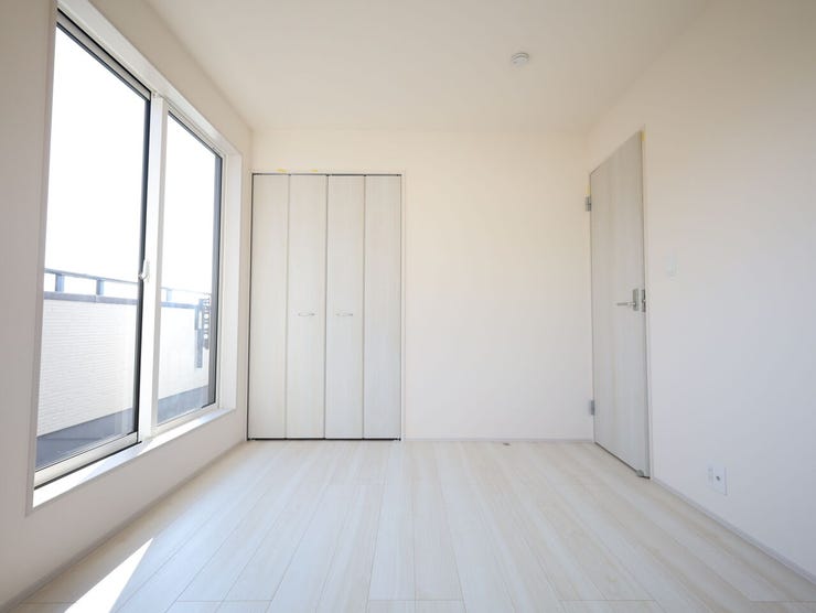 陽光たっぷりの洋室。バルコニーに面した、開放的で心地よい空間です。