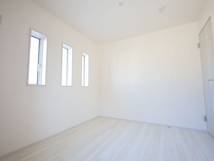 心地よい日差しが差し込む明るい洋室。白を基調した壁紙と建具でお部屋を広く感じられるようになっております。