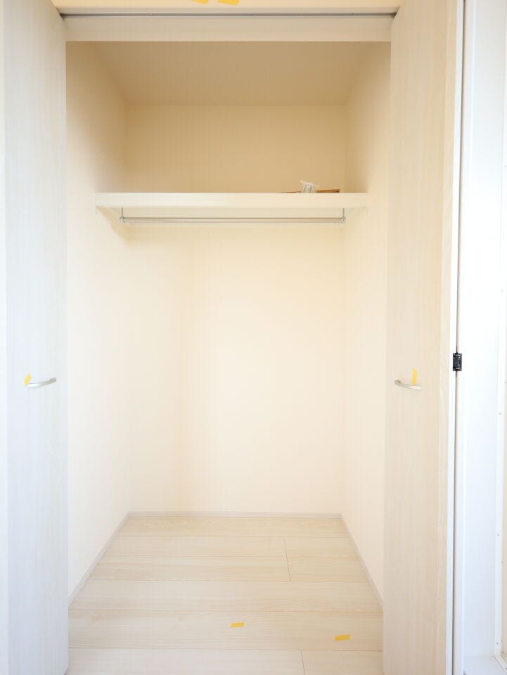 枕棚とハンガーパイプ付きでパッと一目で分かるきちんと整理されたクローゼットが叶います◎