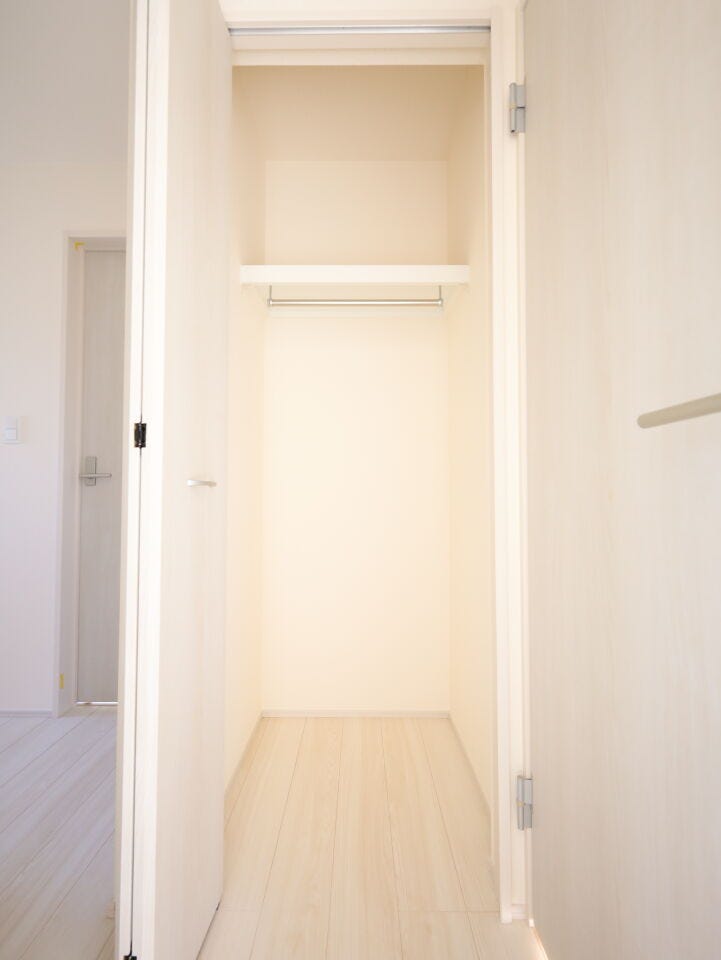 階段横にも収納付!お掃除用具や季節物の家具・家電などの収納に便利なスペースです!