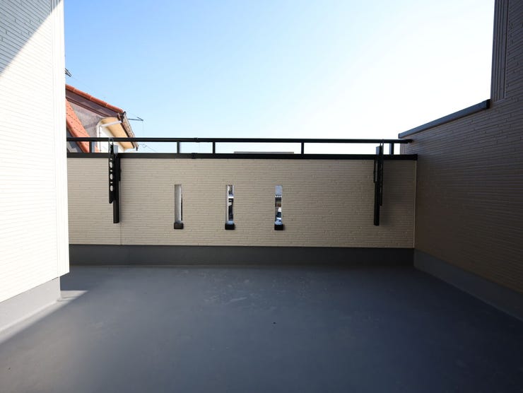 気持ちのいい空が見渡せる広いバルコニー。