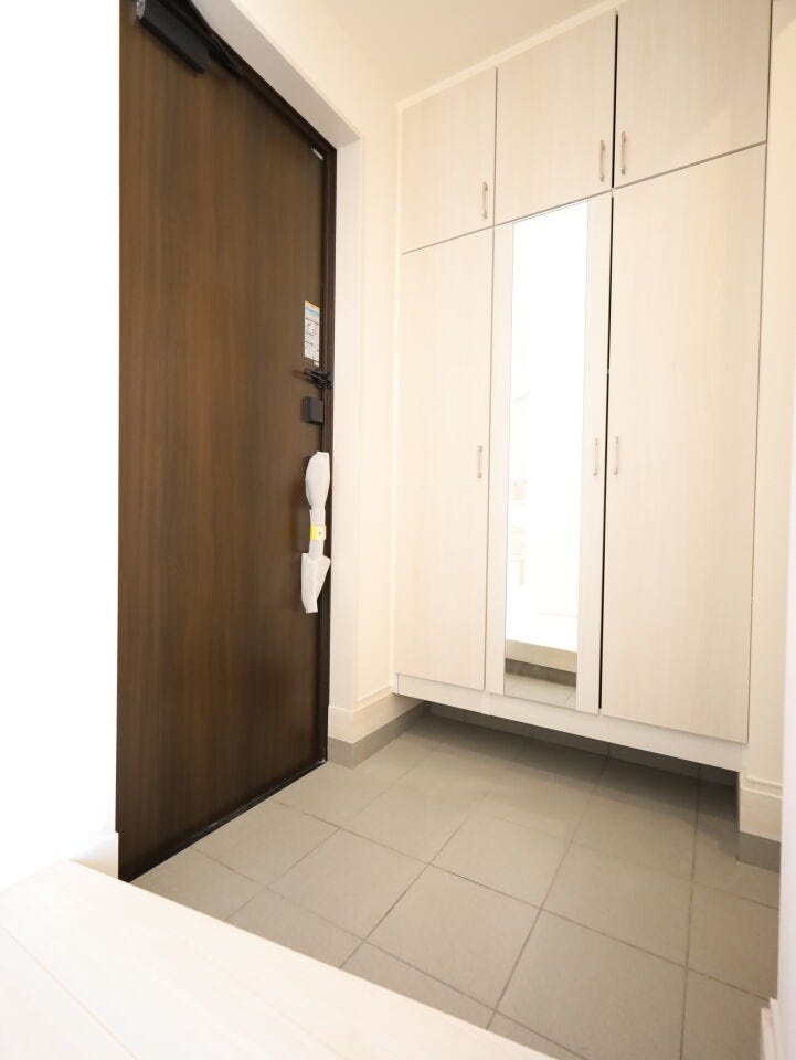 靴箱付きの玄関で、すっきりとした収納と美しい空間を両立。姿見付で、お出かけ前の身支度もばっちりです!